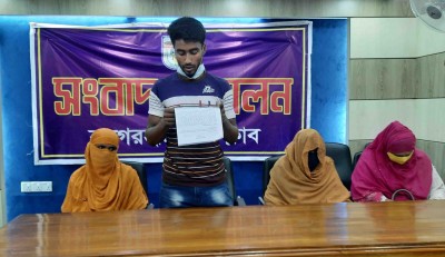 মিথ্যা মামলা প্রত্যাহারের দাবিতে বাগেরহাটে এক বৃদ্ধ মায়ের সংবাদ সম্মেলন